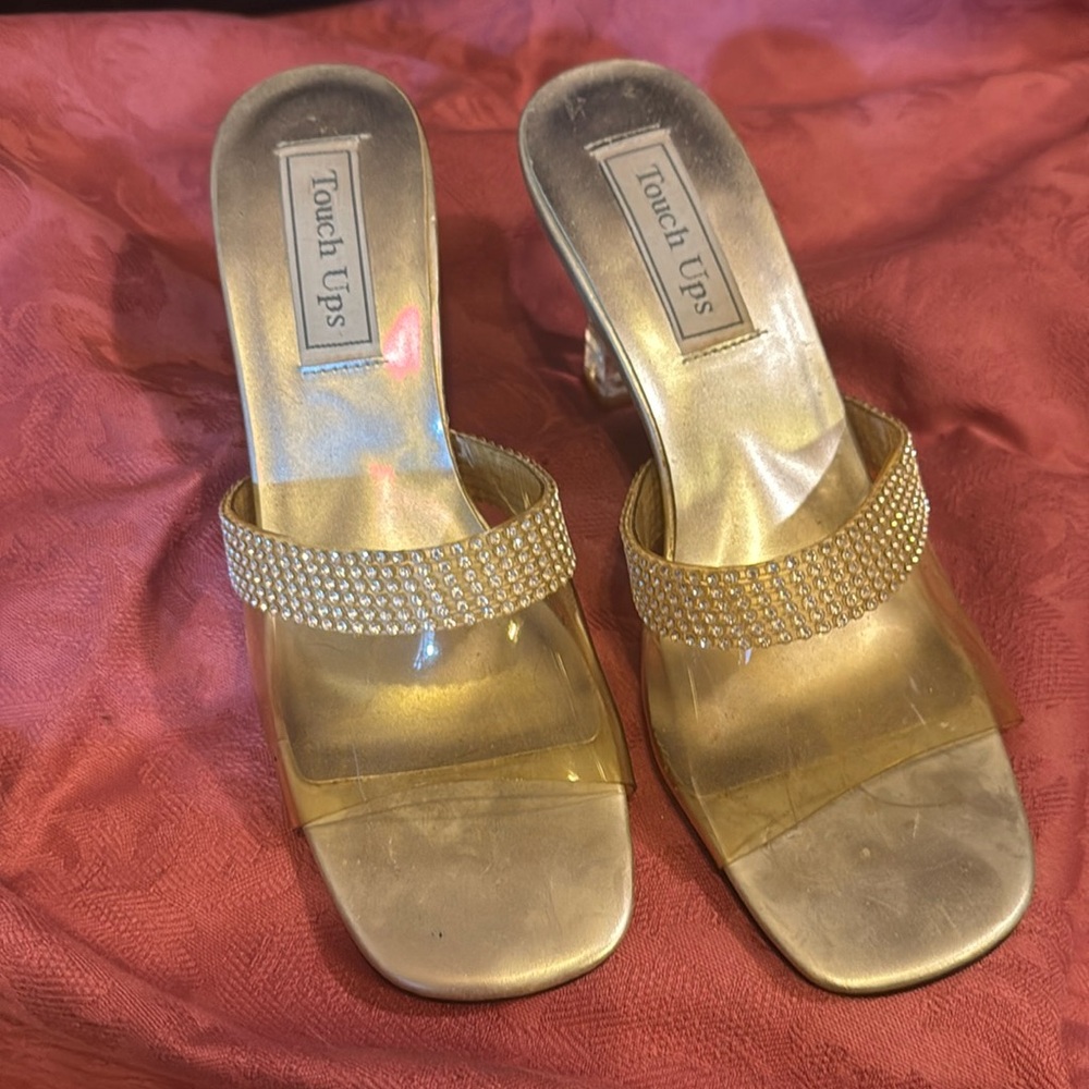 Clear top w/ diamond like band clear heel 
NEVER WORN